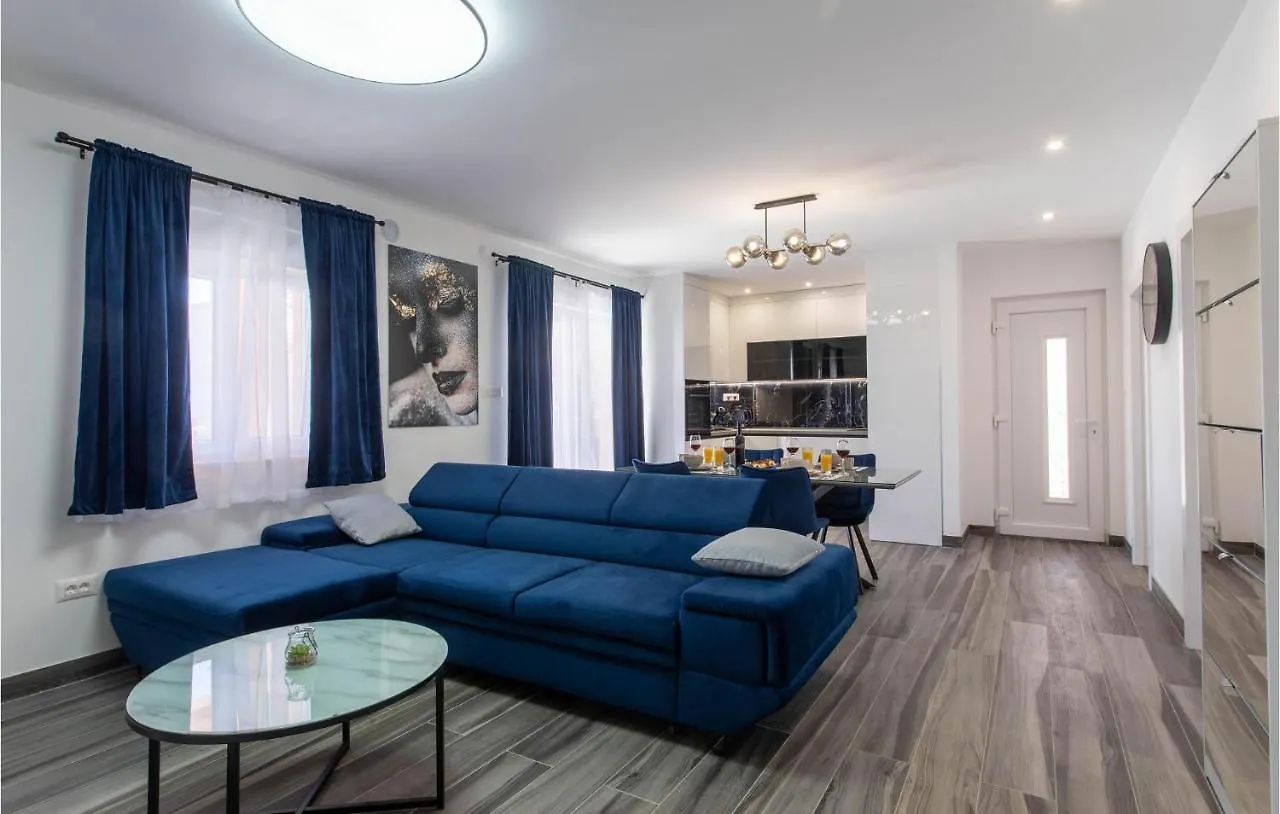 Сasa de vacaciones Nice Home In Kastel Stari With Outdoor Swimming Pool, Heated Swimming Pool And 4 Bedrooms Kaštela