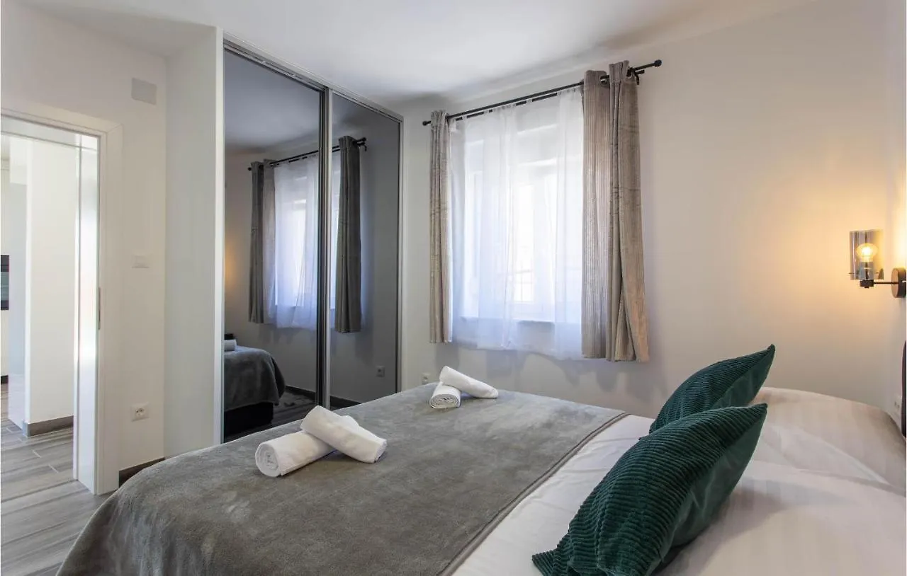 Nice Home In Kastel Stari With Outdoor Swimming Pool, Heated Swimming Pool And 4 Bedrooms Kaštela Сasa de vacaciones