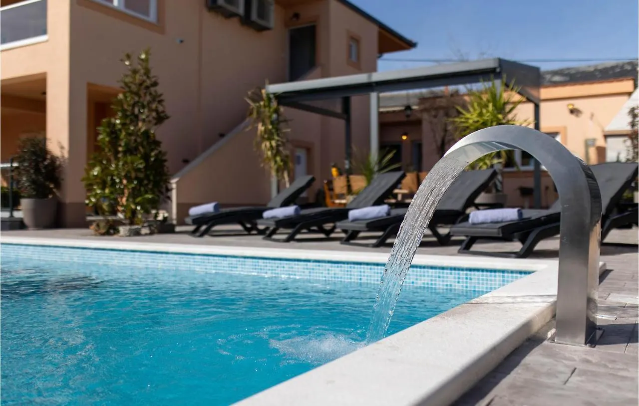 Nice Home In Kastel Stari With Outdoor Swimming Pool, Heated Swimming Pool And 4 Bedrooms Kaštela Сasa de vacaciones