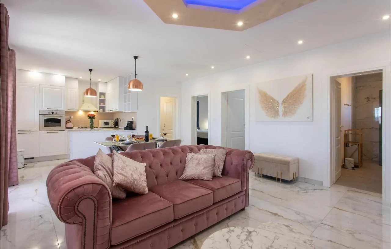 Nice Home In Kastel Stari With Outdoor Swimming Pool, Heated Swimming Pool And 4 Bedrooms Kaštela Сasa de vacaciones